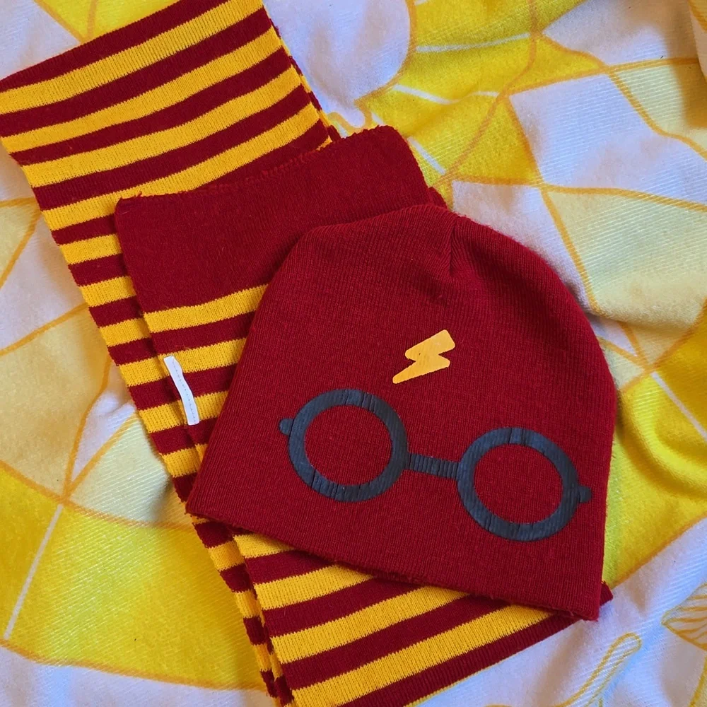 GUC - Harry Potter Hat and Scarf Set in Yellow and Red for Kids (Unisex)